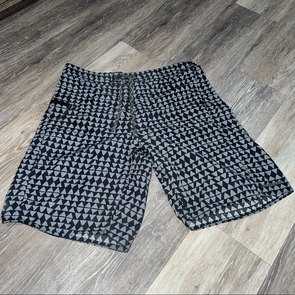 Patagonia Size 32 Swim Trunks geometric